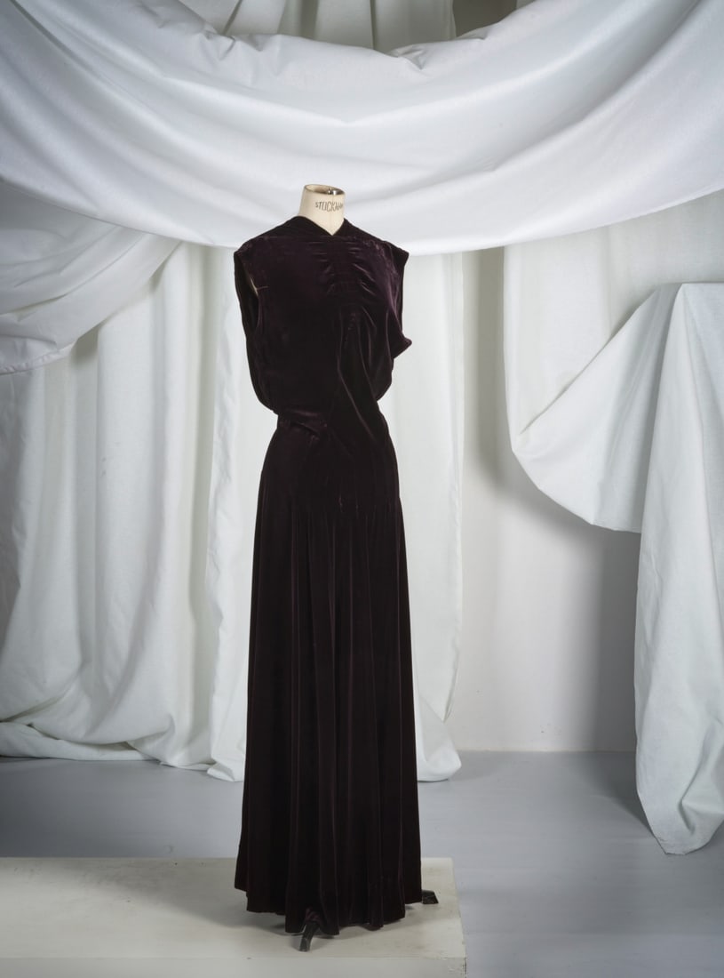 Jenny, collection Haute Couture, circa 1936. Robe du soir longue en velours prune. Jenny, Haute...: Jenny, collection Haute Couture, circa 1936. Robe du soir longue en velours prune. Jenny, Haute Couture collection, circa 1936. Long evening dress in plum velvet.