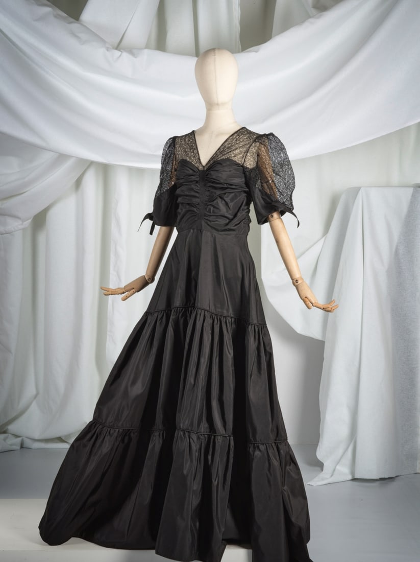 Gabrièle Chanel (attribué à), collection Haute Couture, circa 1937. Robe du soir ...: Gabrièle Chanel (attribué à), collection Haute Couture, circa 1937. Robe du soir longue en faille de soie noire et dentelle noire. Gabrielle Chanel (attributed to), Haute Couture collec