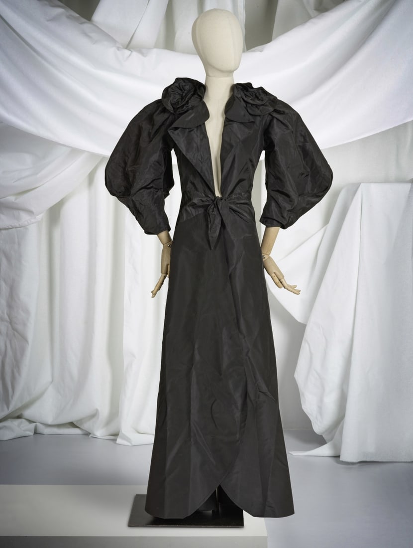 I. Magnin & Co, collection Couture, circa 1938/1940. Manteau du soir en taffetas de soie noir.I....: I. Magnin & Co, collection Couture, circa 1938/1940. Manteau du soir en taffetas de soie noir. I. Magnin, Couture collection, circa 1938-1940. Evening coat in black silk taffeta. Profond décollet