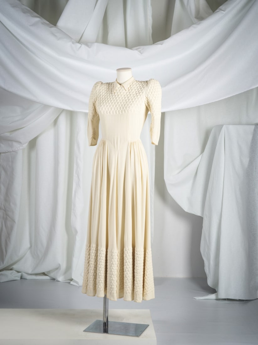 Anonyme, circa 1940. Robe du soir en crêpe ivoire travaillé en boutis. Anonymous, circ... (1 of 1)