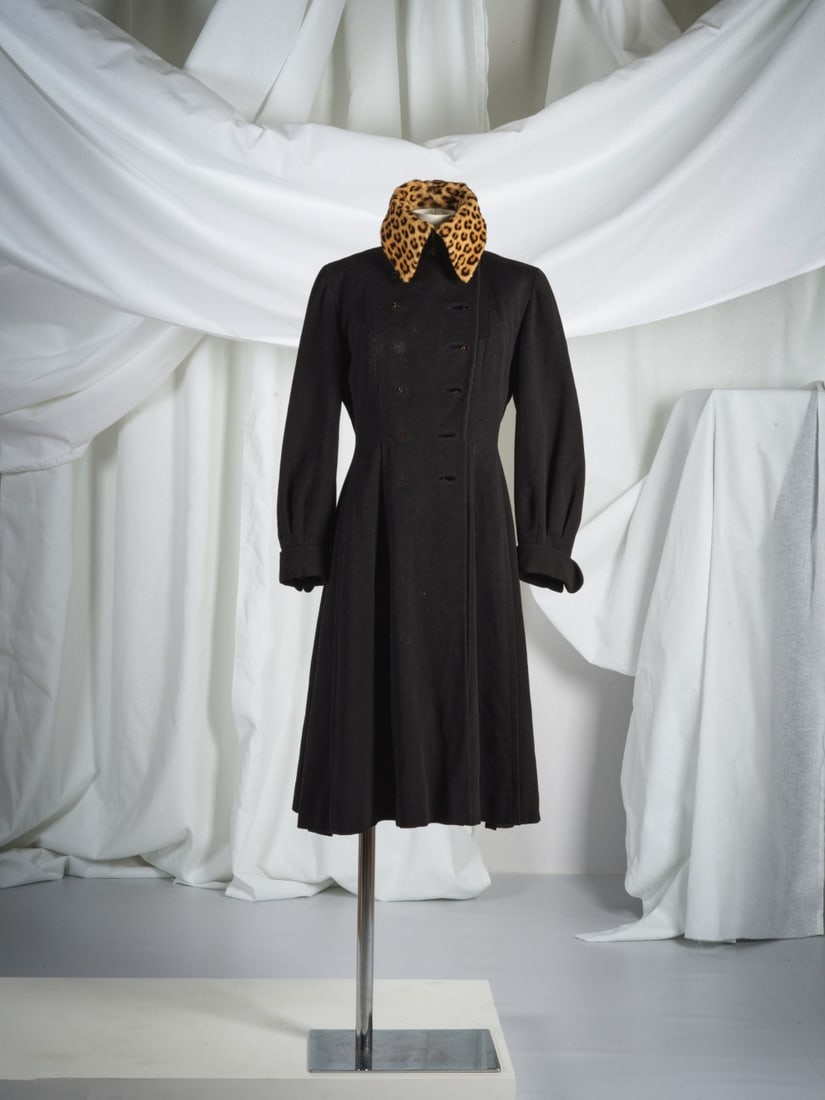 Christian Dior attribué à, collection Haute Couture, circa 1947/1949. Manteau en laina...: Christian Dior attribué à, collection Haute Couture, circa 1947/1949. Manteau en lainage noir. Attributed to Christian Dior, Haute Couture collection, circa 1947/1949. Black wool coat. Cr