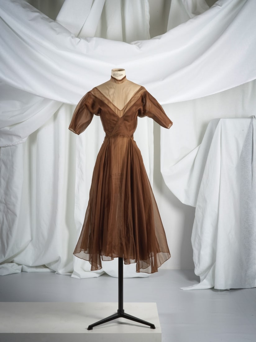 Grès, collection Haute Couture, circa 1948/1950. Robe mousseline de soie marron dégrad...: Grès, collection Haute Couture, circa 1948/1950. Robe mousseline de soie marron dégradé. Grès, Haute Couture collection, circa 1948/1950. Gradient brown silk chiffon dress Cré