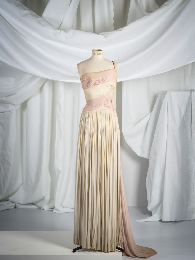 Grès, collection Haute Couture, fin des années 1950. Robe du soir en jersey bicolore b...: Grès, collection Haute Couture, fin des années 1950. Robe du soir en jersey bicolore blanc et rose. Grès, Haute Couture collection, late 1950s. Evening dress in two-tone white and pink