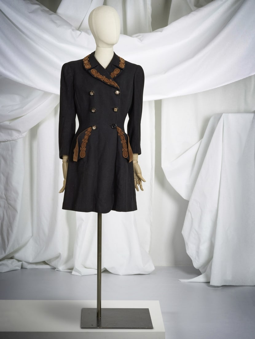 Lanvin, collection Haute Couture, Automne-Hiver 1950. Petite redingote en lainage noir et incrus... (1 of 1)