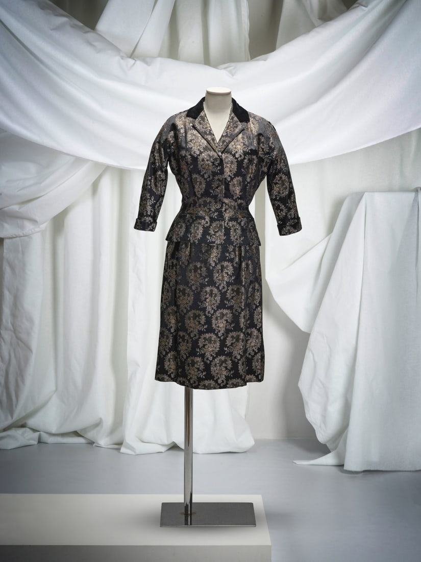 Christian DIOR, collection Haute Couture, circa 1952. Ensemble de cocktail en brocard de soie no...: Christian DIOR, collection Haute Couture, circa 1952. Ensemble de cocktail en brocard de soie noir. Création: Christian DIOR. A larges motifs rocaille et de fleurs s'inspirant des motifs du XVIII
