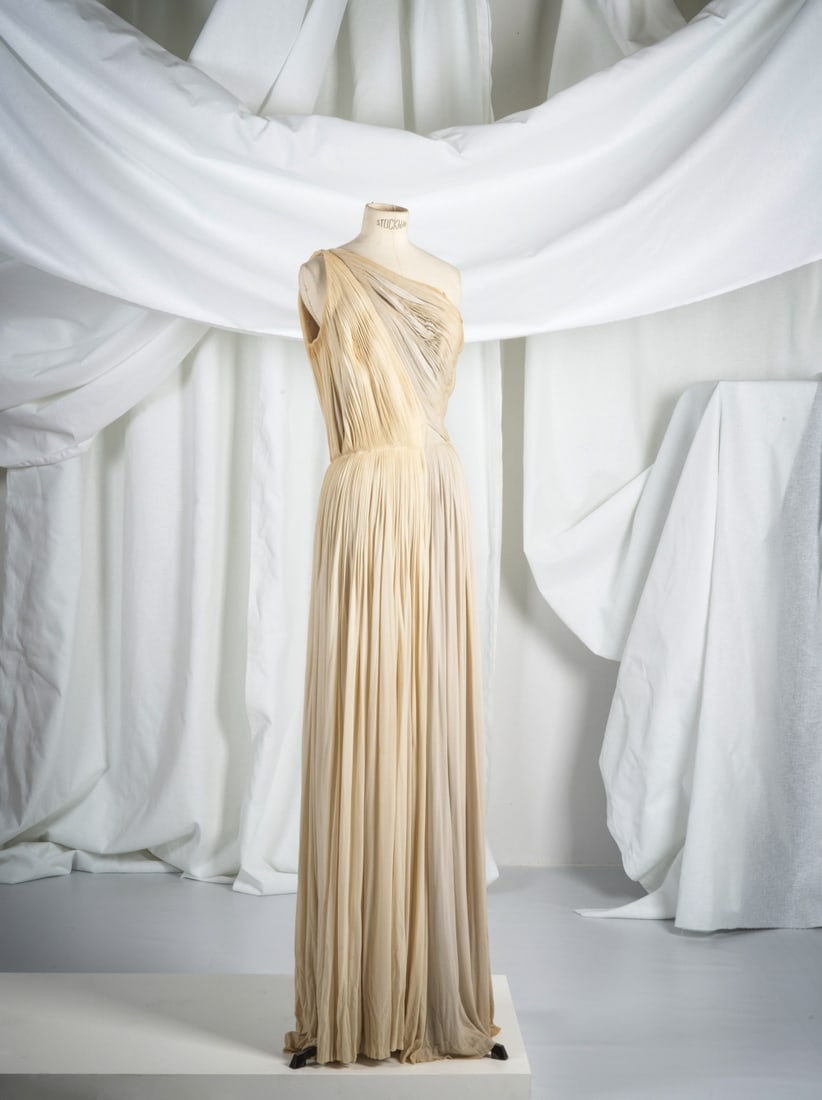 Grès, collection Haute Couture, circa 1955. Robe à l'antique en jersey bicolore gris e...: Grès, collection Haute Couture, circa 1955. Robe à l'antique en jersey bicolore gris et ivoire. Grès, Haute Couture collection, circa 1955. Antique-style dress in two-tone grey and ivor