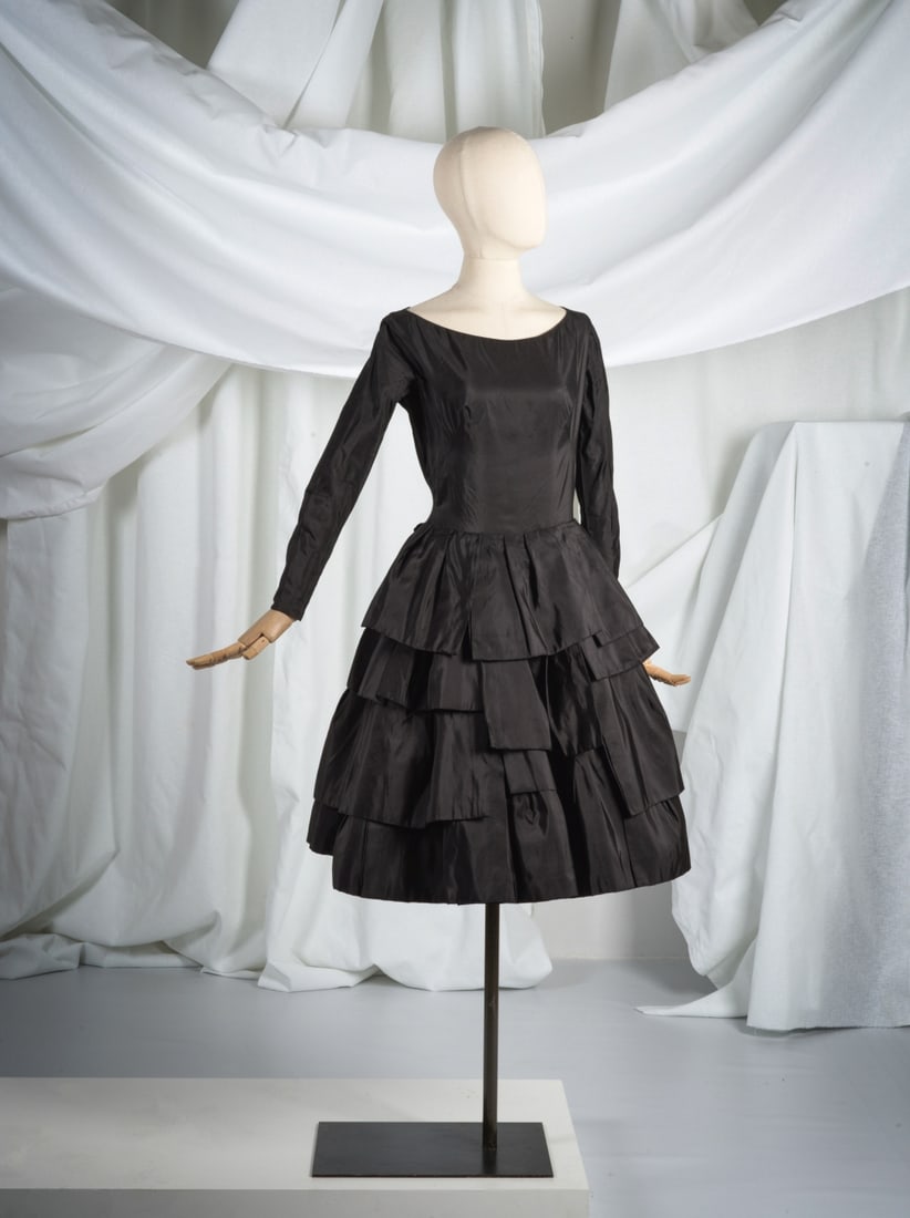 Christian Dior, collection Haute Couture, Automne-Hiver 1955. Robe de cocktail en reps de soie n...: Christian Dior, collection Haute Couture, Automne-Hiver 1955. Robe de cocktail en reps de soie noir. Christian Dior, Haute Couture collection, Autumn-Winter 1955. Cocktail dress in black silk rep. Cr&