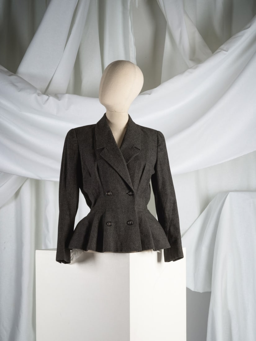 Christian Dior-New-York Original, collection Couture, circa 1955. Veste double boutonnage en lai...: Christian Dior-New-York Original, collection Couture, circa 1955. Veste double boutonnage en lainage gris. Christian Dior New York, Couture collection, circa 1955. Double-breasted grey wool jacket. Cr