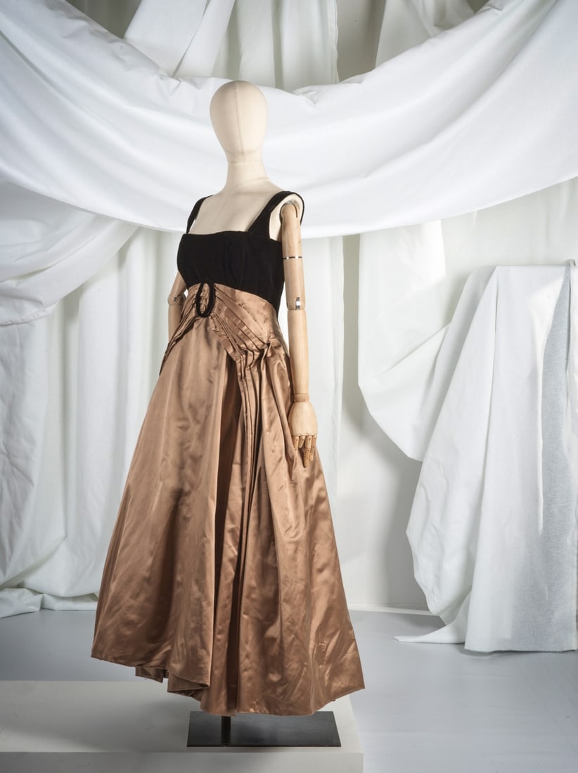 Pierre Balmain, collection Haute Couture, circa 1955. Robe du soir en velours noir et satin de s... (1 of 1)