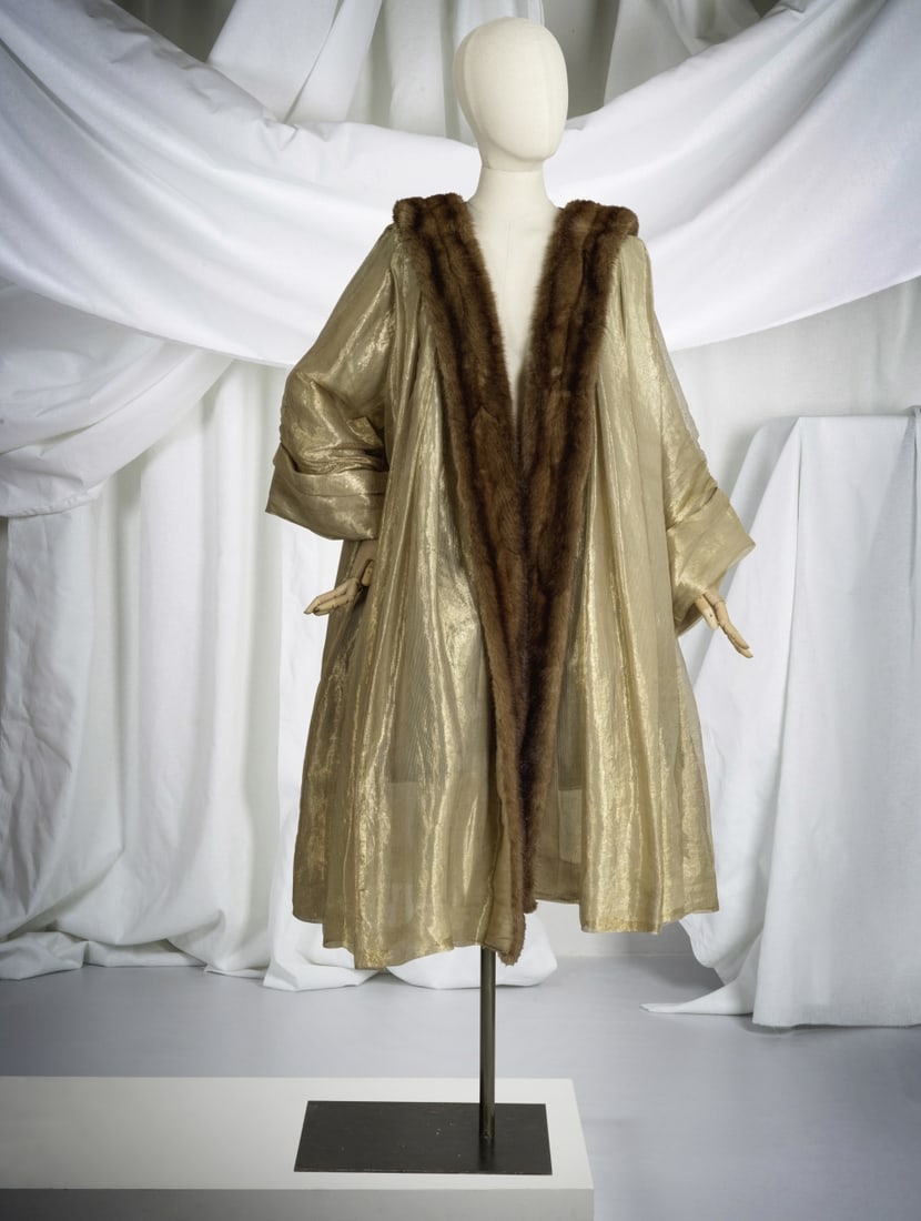 Christian Dior, collection Haute Couture, Printemps-Eté 1955. Manteau du soir en gaze lam&#...: Christian Dior, collection Haute Couture, Printemps-Eté 1955. Manteau du soir en gaze lamé or or Versailles et vison. Christian Dior, Haute Couture collection, Spring-Summer 1955. Evening co