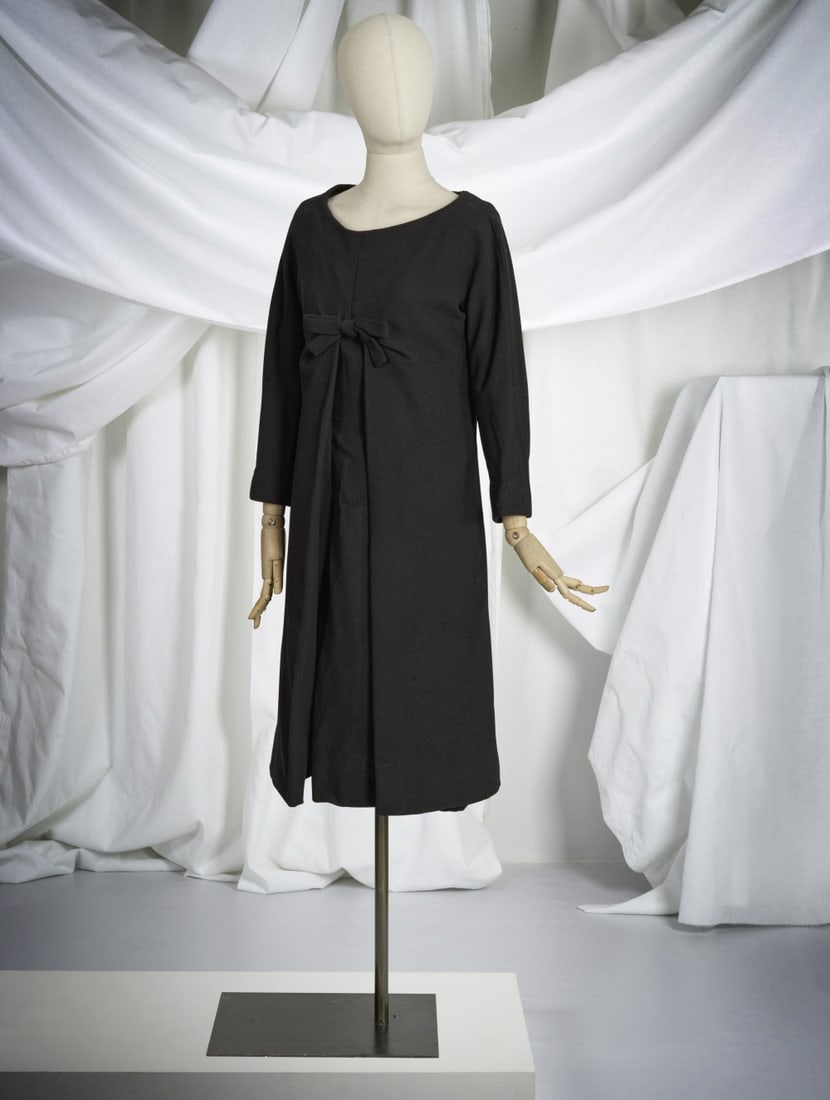 Christian Dior, collection Haute Couture, Automne-Hiver 1957. Robe de petit dîner en cr...: Christian Dior, collection Haute Couture, Automne-Hiver 1957. Robe de petit dîner en crêpe de laine noir. Christian Dior, Haute Couture collection, Autumn-Winter 1957. Black wool crepe dinne