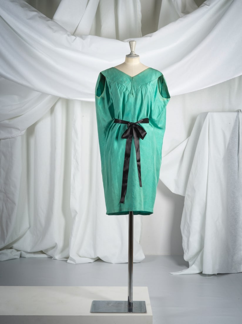 Givenchy, collection Haute Couture, Printemps-Eté 1958. Robe sac en soie turquoise. Givench... (1 of 1)