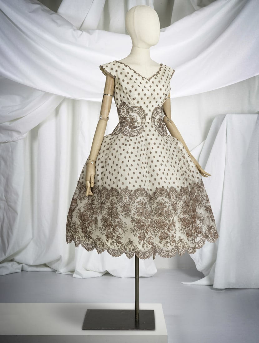 Jacques Heim, collection Couture Heim Actualité, Printemps-Eté 1959. Robe 'Aldée'...: Jacques Heim, collection Couture Heim Actualité, Printemps-Eté 1959. Robe 'Aldée' du soir courte en tulle blanc et dentelle taupe, noire. Jacques Heim, Couture Collection Heim Actualit&