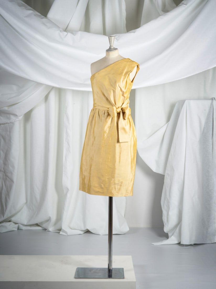 Givenchy, collection Haute Couture, Automne-Hiver 1960. Robe et veste de cocktail en soie jaune....: Givenchy, collection Haute Couture, Automne-Hiver 1960. Robe et veste de cocktail en soie jaune. Givenchy, Haute Couture collection, Autumn-Winter 1960. Yellow silk cocktail dress and jacket. Cré