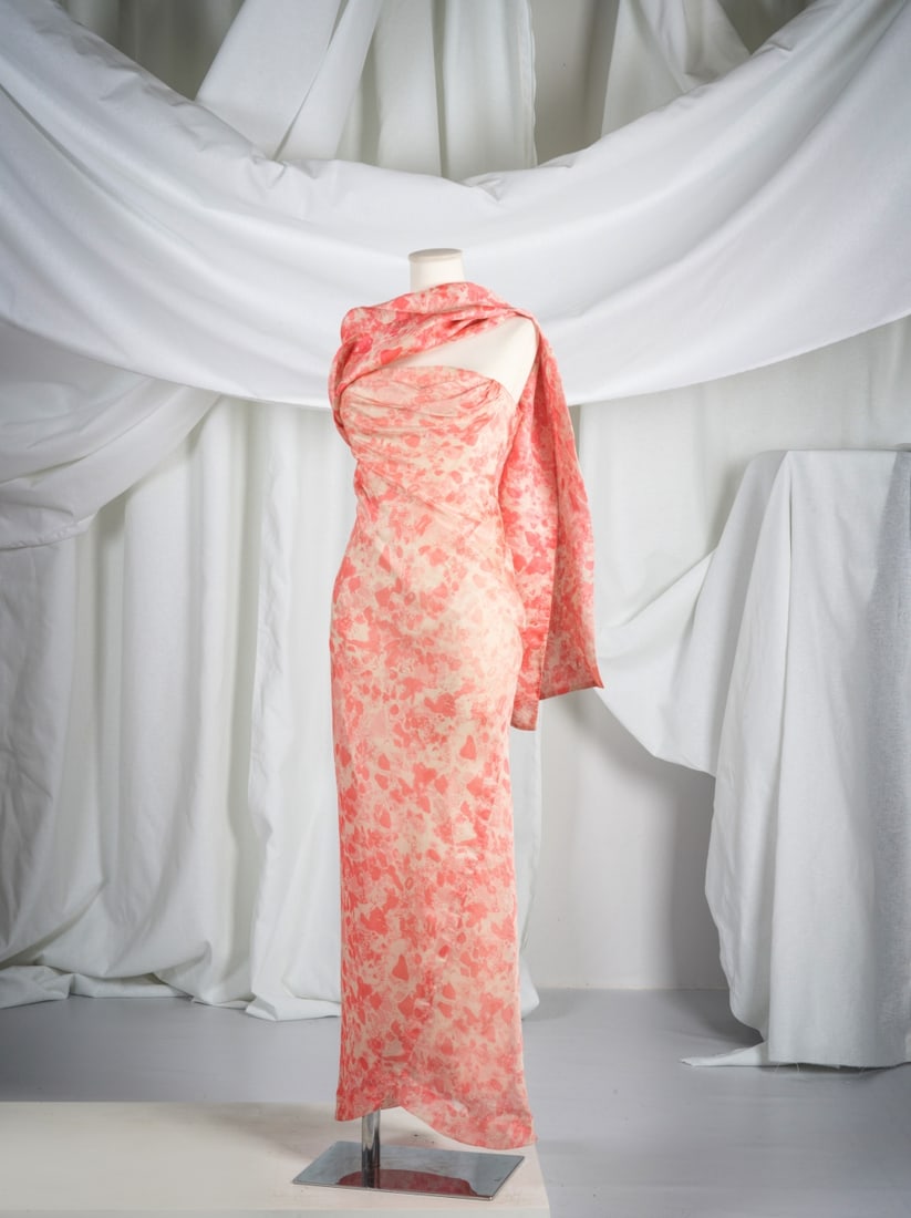 Balenciaga, collection Haute Couture, circa 1960. Robe longue bustier du soir en gazar de soie r...: Balenciaga, collection Haute Couture, circa 1960. Robe longue bustier du soir en gazar de soie rose, écru. Balenciaga, Haute Couture collection, circa 1960. Long strapless evening dress in pink a