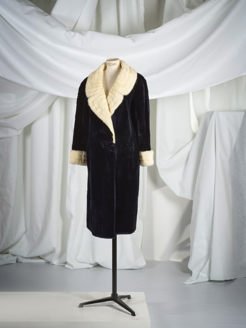 Nina Ricci, collection Haute Couture, circa 1960. Manteau en loutre et Hermine. Nina Ricci, Haut...: Nina Ricci, collection Haute Couture, circa 1960. Manteau en loutre et Hermine. Nina Ricci, Haute Couture collection, circa 1960. Otter and ermine coat. De forme droite, col cranté, simple bouton