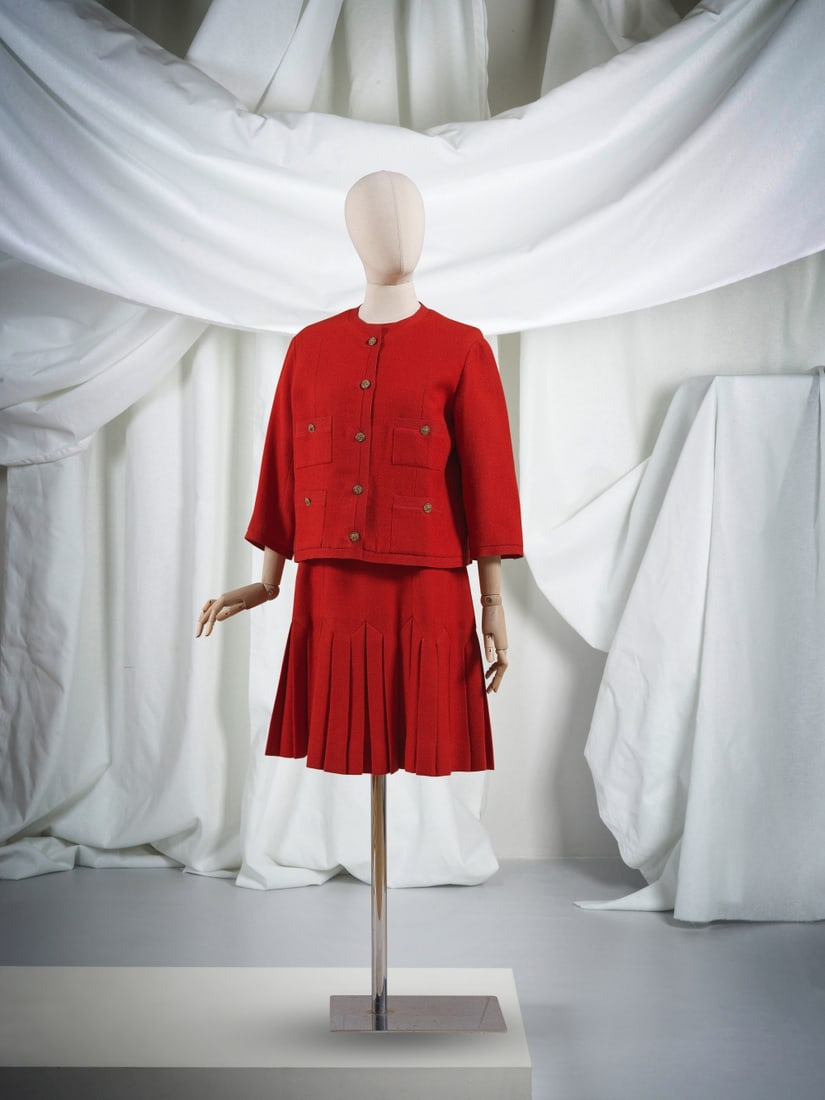 Chanel, collection Haute Couture, circa 1960. Ensemble de Jour en flanelle de laine rouge Cr...: Chanel, collection Haute Couture, circa 1960. Ensemble de Jour en flanelle de laine rouge Création Gabrielle Chanel Robe à encolure ronde, petites manches, jupe évasée à plis