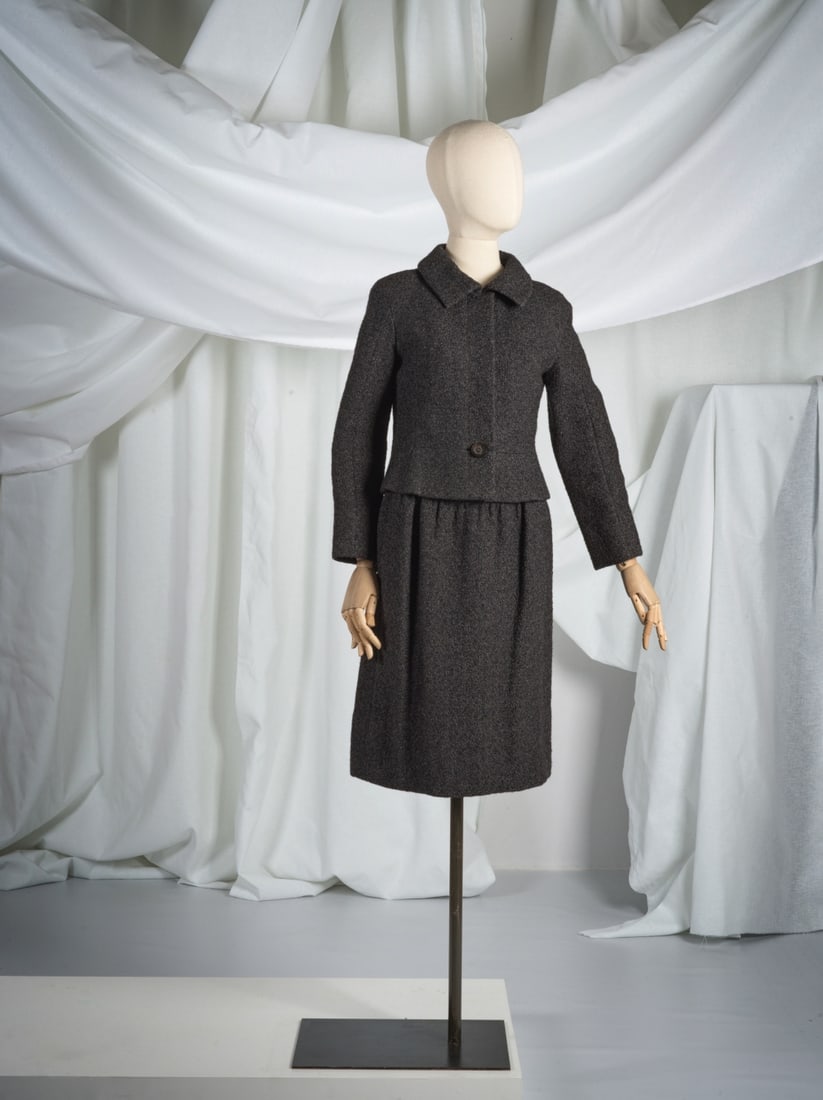 Christian Dior, collection Haute Couture, Automne-Hiver 1964. Tailleur jupe en lainage chiné... (1 of 1)