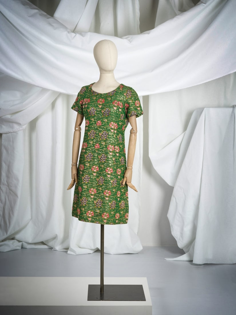 Christian Dior, collection Haute Couture, Automne-Hiver 1964. Robe de cocktail en brocard vert. ... (1 of 1)