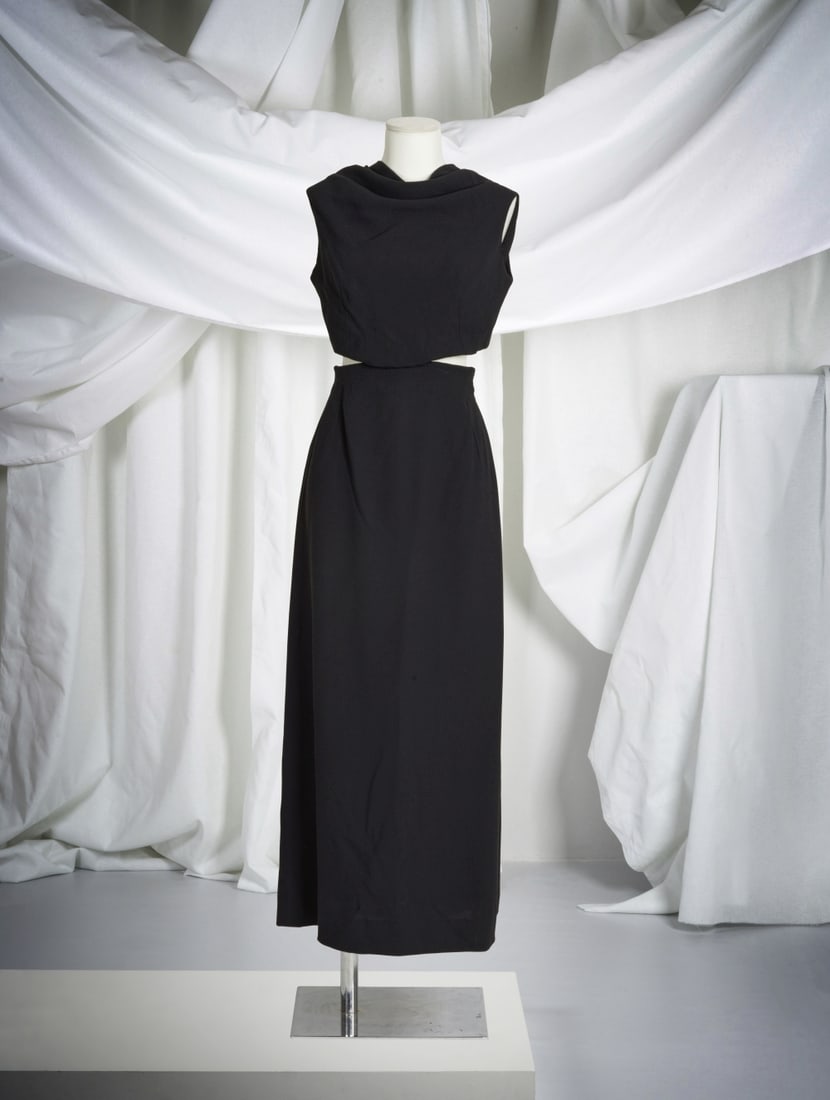 Yves Saint Laurent Patron Original, collection Haute Couture, Automne-Hiver 1965. Robe du soir e...: Yves Saint Laurent Patron Original, collection Haute Couture, Automne-Hiver 1965. Robe du soir en crêpe noir. Yves Saint Laurent Original Pattern, Haute Couture Collection, Autumn-Winter 1965. Bl