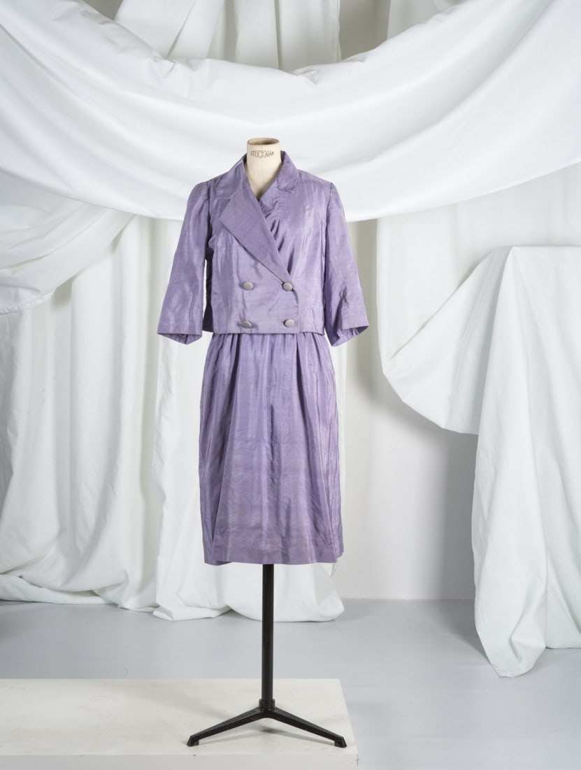 Balenciaga, collection Haute Couture, circa 1965. Ensemble en shantung de soie lilas. Balenciaga... (1 of 1)