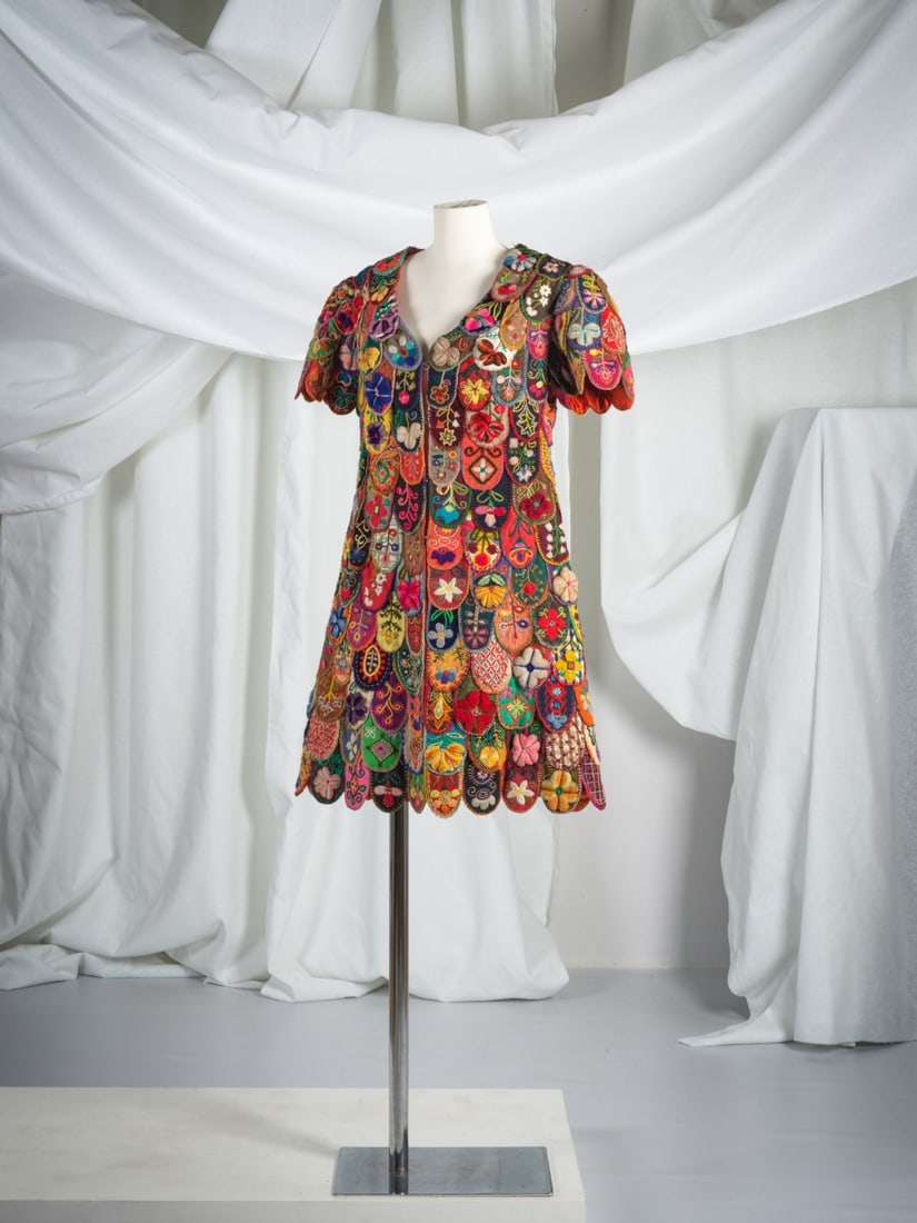 Anonyme, circa 1968-70, Manteau court 'Hippie chic' en Patchwork. Anonymous, circa 1968-70, Shor...: Anonyme, circa 1968-70, Manteau court 'Hippie chic' en Patchwork. Anonymous, circa 1968-70, Short 'Hippie-Chic' Patchwork Coat. Composé d'applications de languettes de tissus brodés et appli