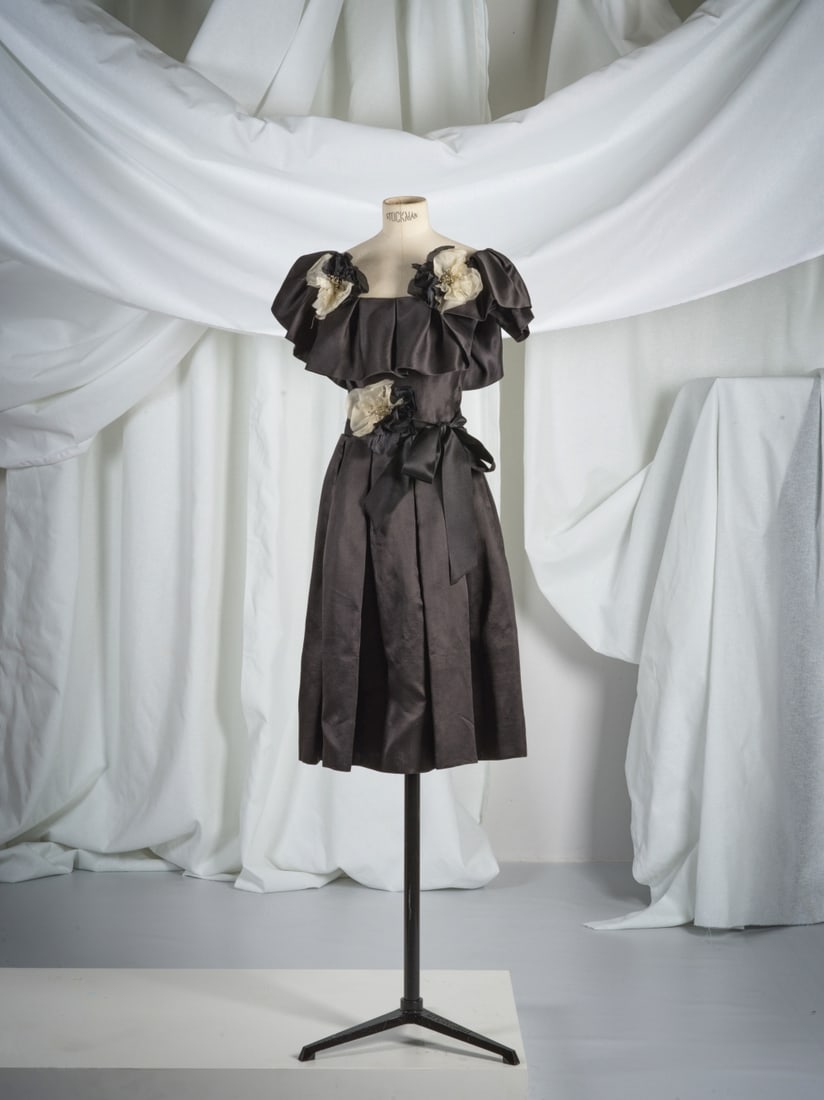 Givenchy, collection Haute Couture, circa 1968/1970. Robe de cocktail en soie noire. Givenchy, H...: Givenchy, collection Haute Couture, circa 1968/1970. Robe de cocktail en soie noire. Givenchy, Haute Couture collection, circa 1968/1970. Black silk cocktail dress. Création: Hubert de Givenchy -