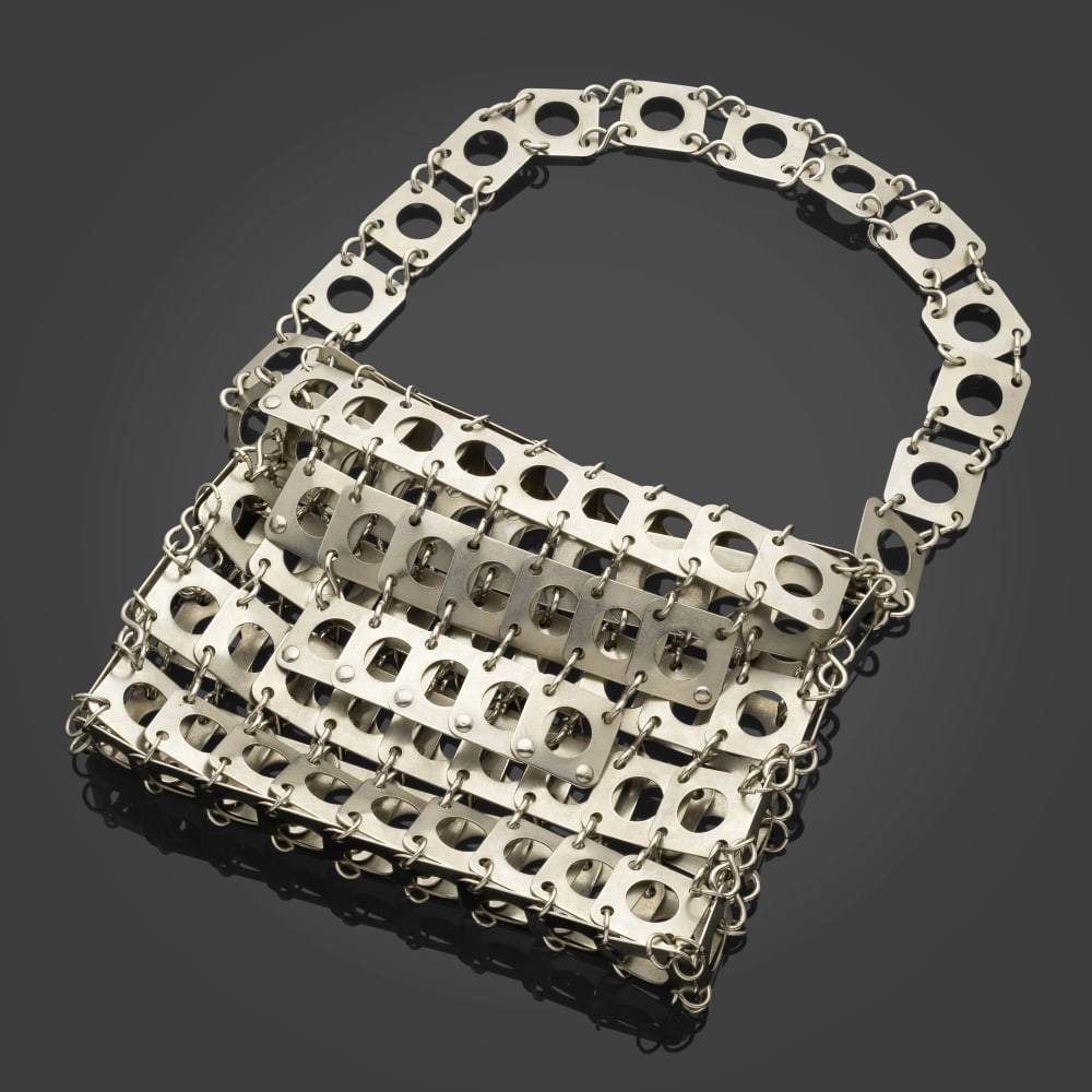 Paco Rabanne, circa 1968/1970. Sac plaques d'aluminium perforées.. Paco Rabanne, circa 1968...: Paco Rabanne, circa 1968/1970. Sac plaques d'aluminium perforées.. Paco Rabanne, circa 1968/1970. Bag with perforated aluminum plates. Rabat, poignée. Flap, handle. 21 x 14 x 3 cm.