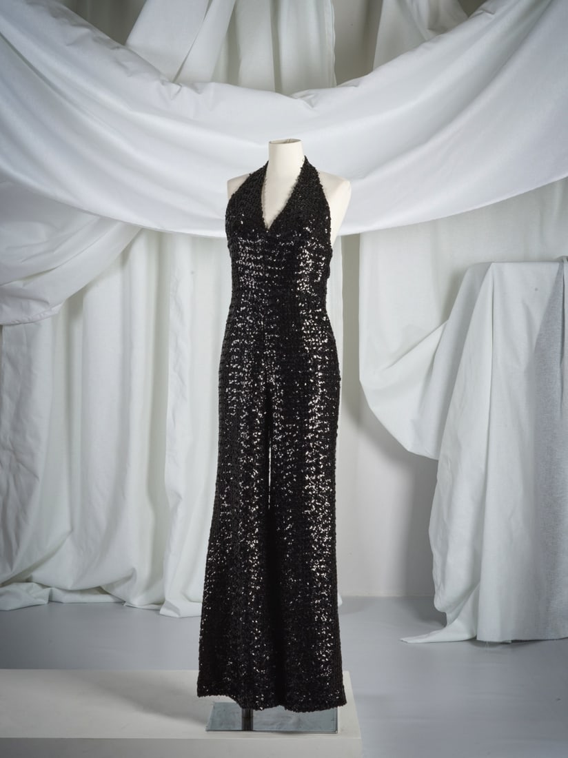 Christian Dior (attribué à), collection Haute Couture, circa 1970. Ensemble du soir ju...: Christian Dior (attribué à), collection Haute Couture, circa 1970. Ensemble du soir jumpsuit et blouson recouverts de sequins noirs. Christian Dior (attributed to), Haute Couture collection,