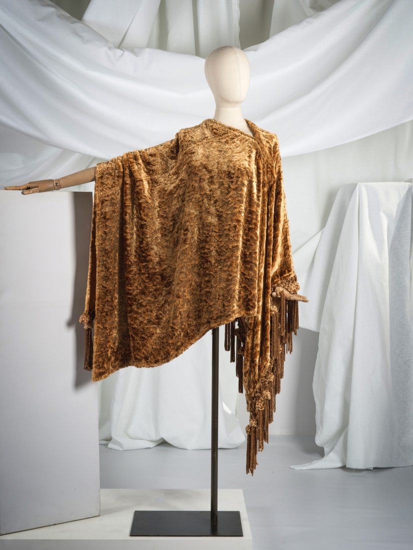 Christian Dior, collection Haute Couture, circa 1970. Poncho en panne de velours épais beig... (1 of 1)
