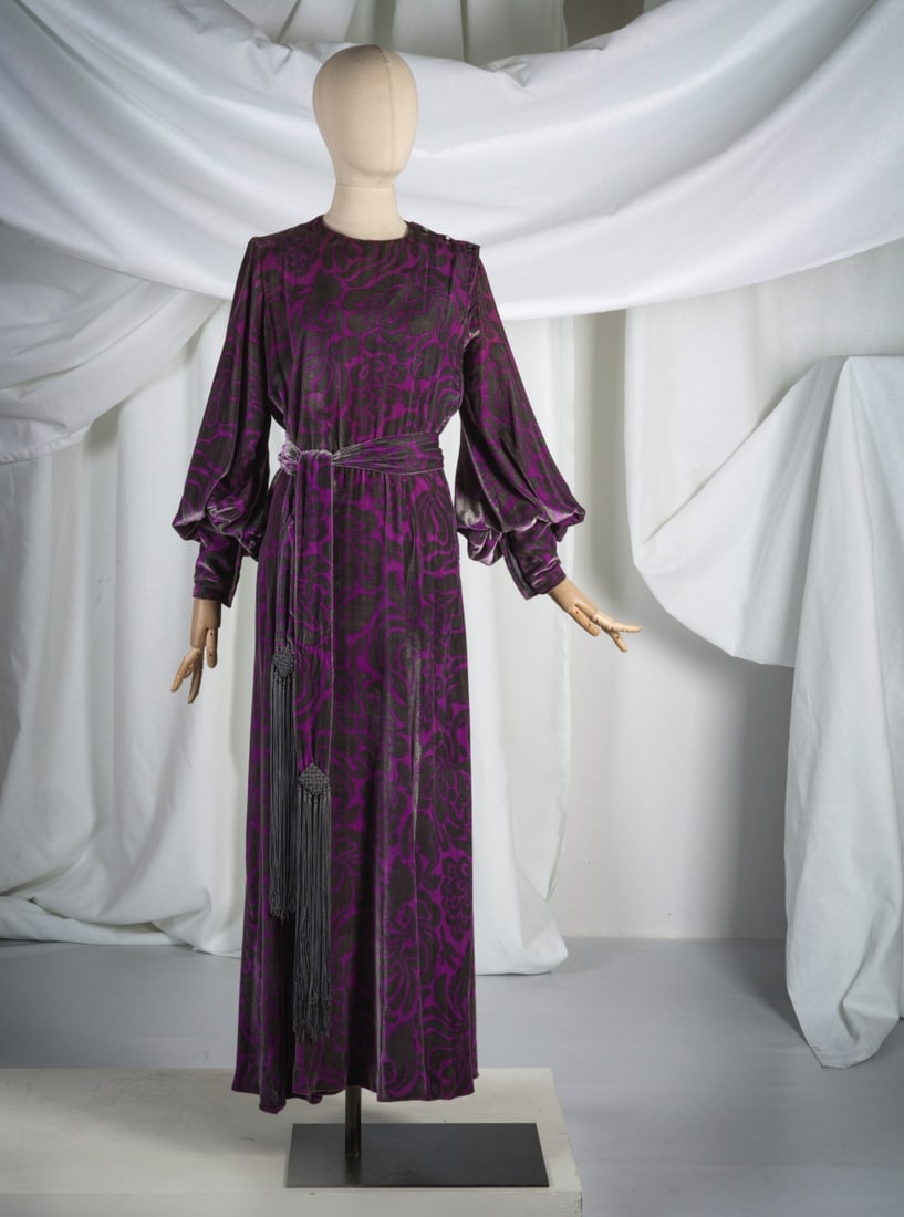 Yves Saint Laurent, collection Haute Couture, Automne-Hiver 1970. Robe du soir en velours de soi... (1 of 1)