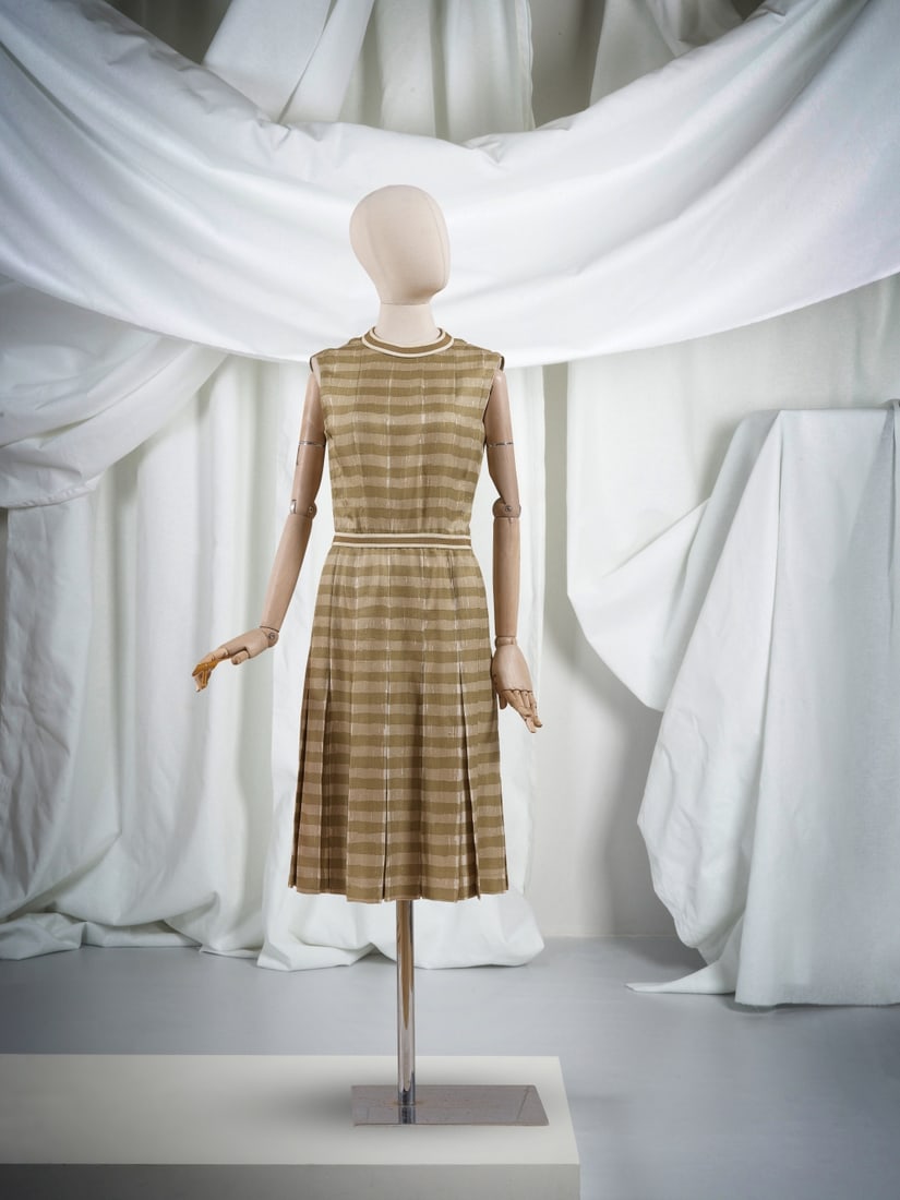 Chanel, collection Haute Couture, Printemps-Eté 1972. Ensemble robe et veste en shantung de...: Chanel, collection Haute Couture, Printemps-Eté 1972. Ensemble robe et veste en shantung de soie. Directeur artistique Gaston Berthelot - Modèle n° 61 Impression de rayures horizontales
