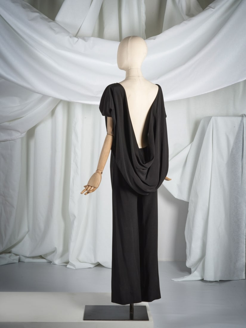 Grès, collection Haute Couture, Automne-Hiver 1975. Ensemble pantalon du soir en soie noire... (1 of 1)