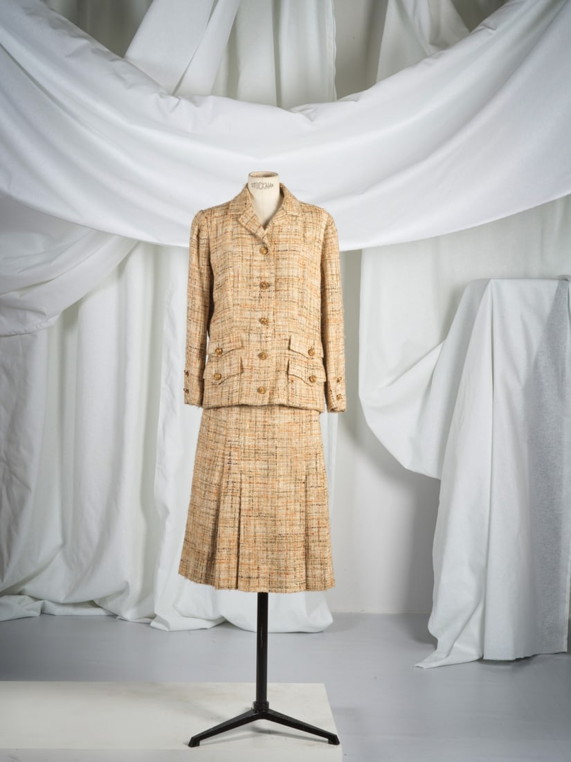 Chanel, collection Haute Couture, Printemps-Eté 1975. Tailleur en tweed beige. Chanel, Haut... (1 of 1)