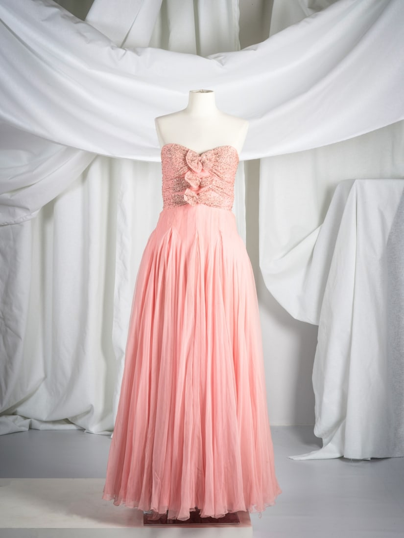 Nina Ricci, collection Haute Couture, circa 1975. Robe du soir bustier en mousseline de soie ros...: Nina Ricci, collection Haute Couture, circa 1975. Robe du soir bustier en mousseline de soie rose. Nina Ricci, Haute Couture collection, circa 1975. A strapless evening gown in pink silk chiffon. Dire