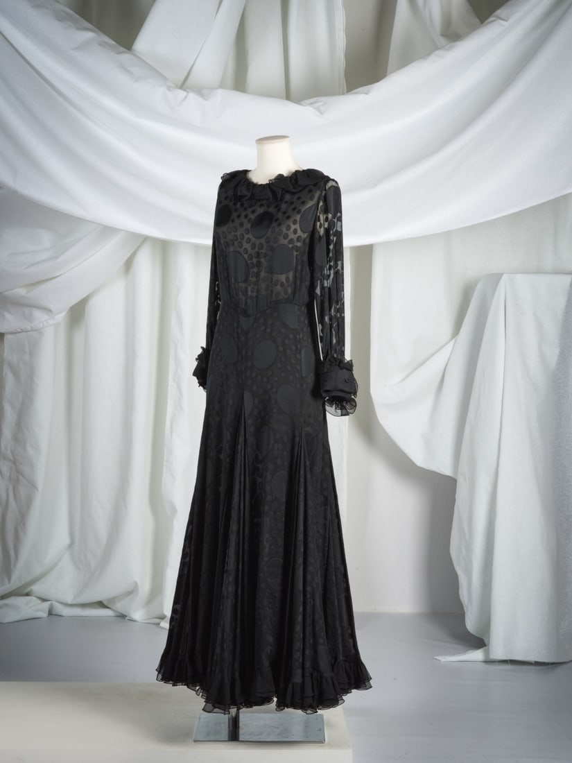 Valentino, collection Couture, circa 1975. Robe du soir en mousseline et satin noir à pois.... (1 of 1)