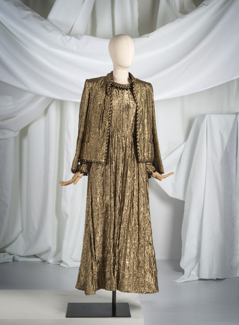 Chanel Créations, collection Prêt-à-Porter, circa 1976/1979Ensemble du soir en lu...: Chanel Créations, collection Prêt-à-Porter, circa 1976. Ensemble du soir en lurex noir et or se composant d'une robe longue et d'une veste. Chanel Créations, Ready-to-Wear collecti