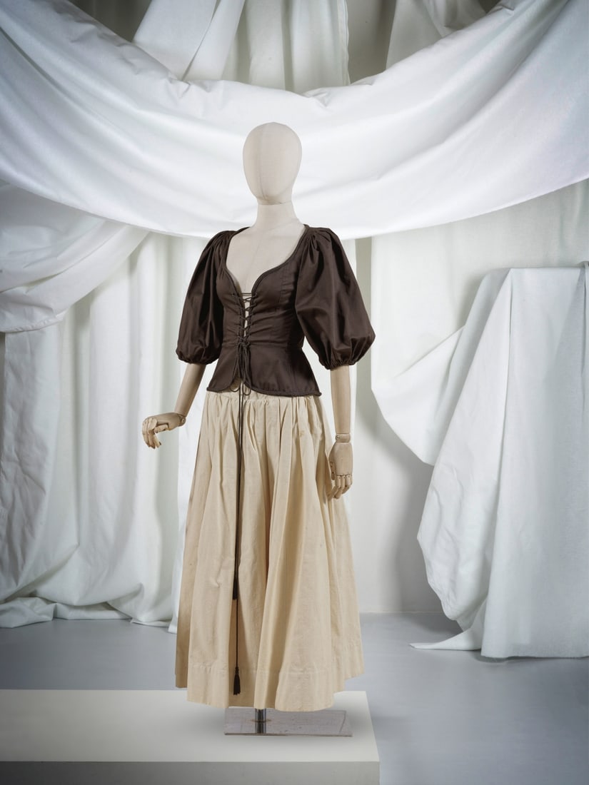 Saint Laurent Rive Gauche, collection Prêt-à-Porter, Printemps-Eté 1977. Ensemble...: Saint Laurent Rive Gauche, collection Prêt-à-Porter, Printemps-Eté 1977. Ensemble en coton marron et toile de lin beige. Création Yves Saint Laurent Haut corset à décolle