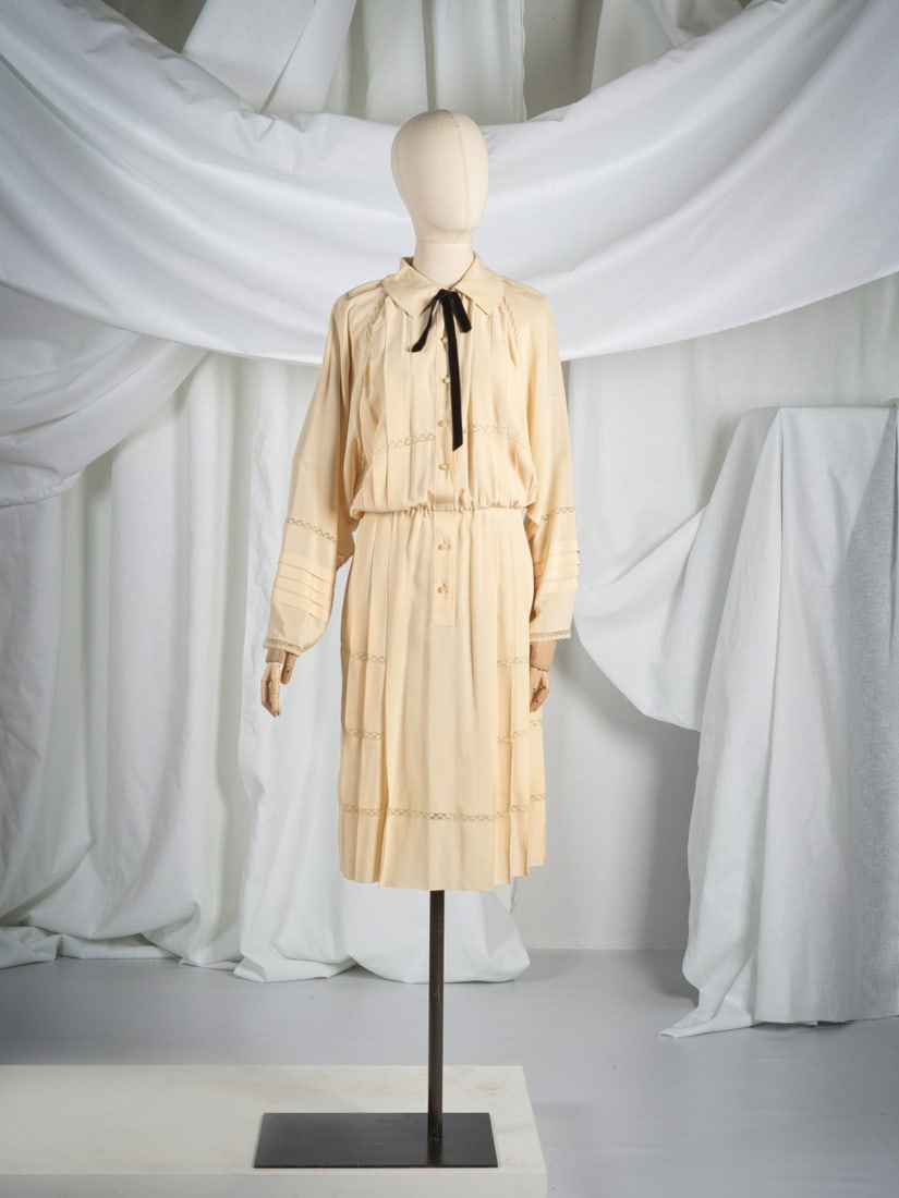 Chloé, collection Prêt-à-Porter Printemps-Eté 1978, Robe en soie et dentelle...: Chloé, collection Prêt-à-Porter Printemps-Eté 1978, Robe en soie et dentelle ivoire. Chloé, Spring/Summer 1978 Ready-to-Wear collection, ivory silk and lace dress. Directeur a