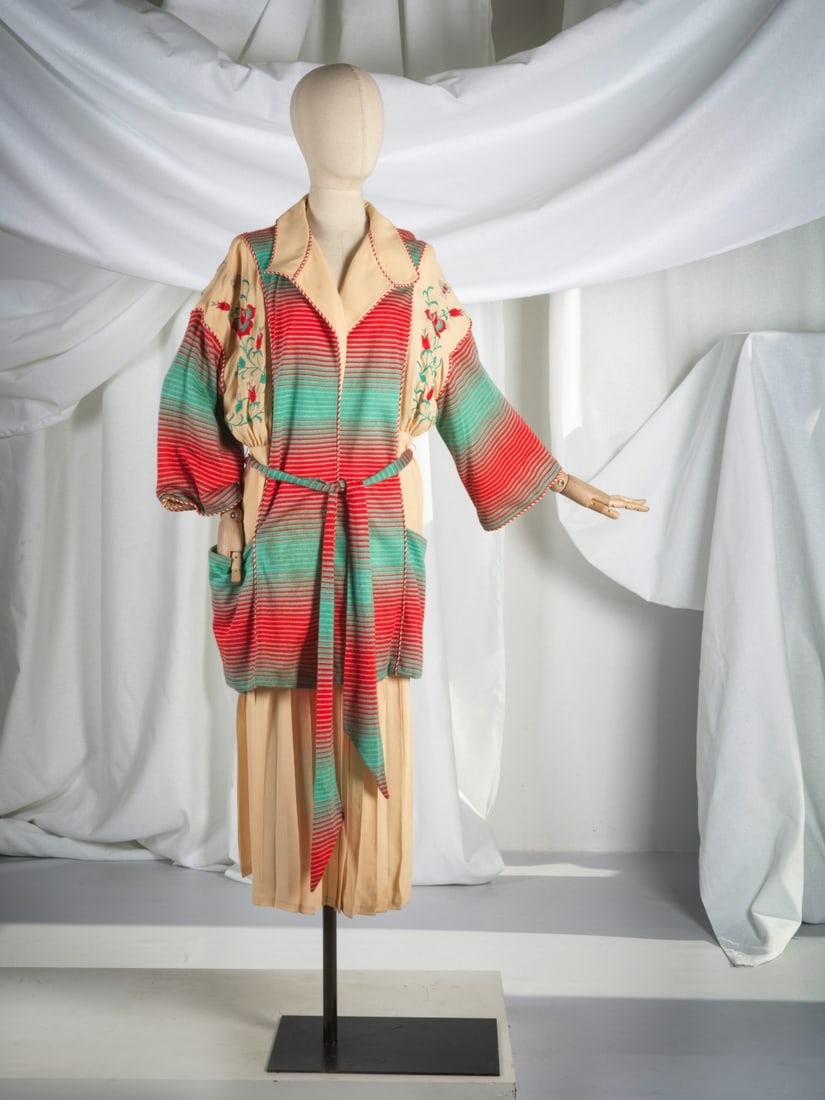 Bill Gibb, collection Prêt-à-Porter, circa 1978. Manteau 3/4 et jupe en crêpe ivo... (1 of 1)