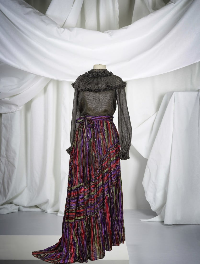 Saint Laurent Rive Gauche, collection Prêt-à-Porter, circa 1978/1980. Ensemble du soir...: Saint Laurent Rive Gauche, collection Prêt-à-Porter, circa 1978/1980. Ensemble du soir en lamé lurex argent et multicolore. Saint Laurent Rive Gauche, Ready-to-Wear collection, circa 19