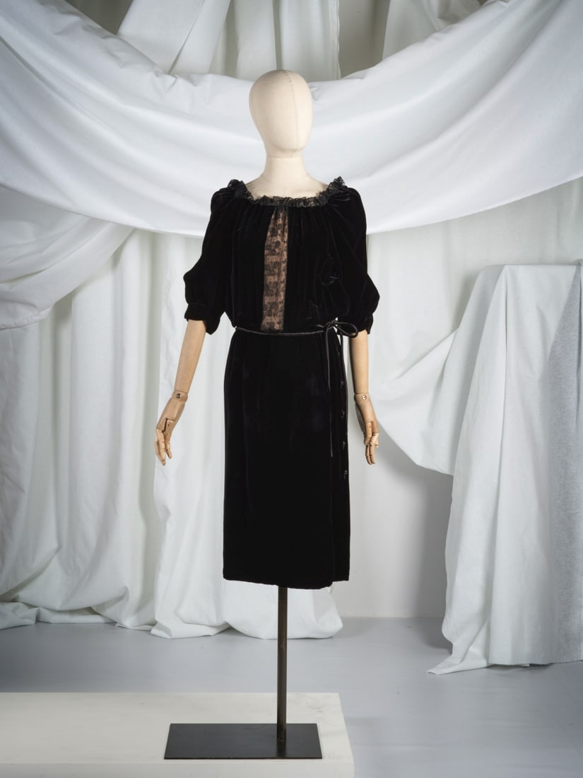 Valentino Boutique, collection Prêt-à-Porter, circa 1980. Robe de cocktail en velours ...: Valentino Boutique, collection Prêt-à-Porter, circa 1980. Robe de cocktail en velours et dentelle noire. Valentino Boutique, Ready-to-Wear collection, circa 1980. Black velvet and lace cockt