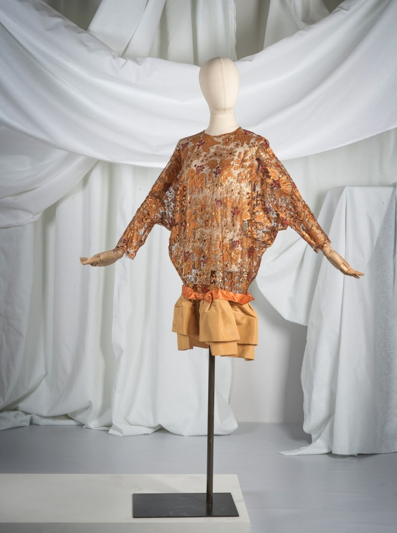 Pierre Cardin, collection Haute Couture, circa 1981-83. Robe de cocktail en dentelle rouille et ... (1 of 1)