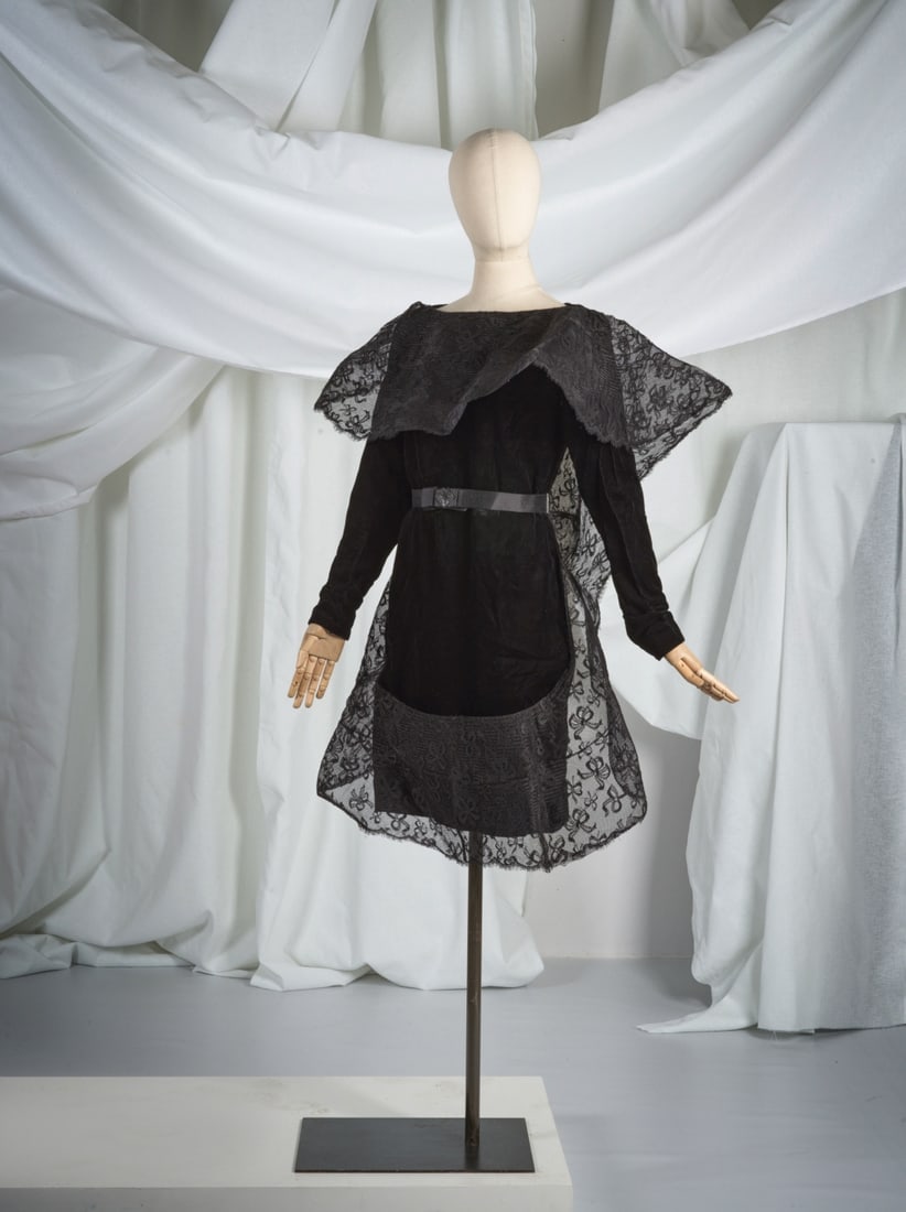 Pierre Cardin Création, collection Couture, Automne-Hiver 1981. Robe de cocktail en velours... (1 of 1)