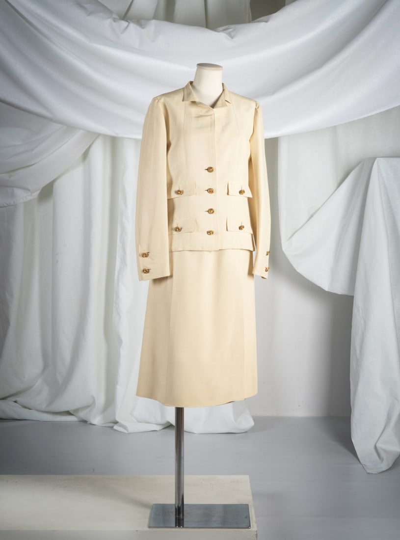 Chanel, collection Haute Couture, circa 1981/1982. Tailleur en reps de soie ivoire. Chanel, Hau...: Chanel, collection Haute Couture, circa 1981/1982. Tailleur en reps de soie ivoire. Chanel, Haute Couture collection, circa 1981/1982. Suit in ivory silk reps. Directeurs artistiques: jean Cazaubon et