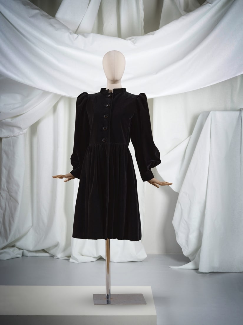 Yves Saint Laurent, collection Haute Couture, Automne-Hiver 1982. Manteau en velours noir. Yves ...: Yves Saint Laurent, collection Haute Couture, Automne-Hiver 1982. Manteau en velours noir. Yves Saint Laurent, Haute Couture collection, Autumn-Winter 1982. Black velvet coat. Création: Yves Sain