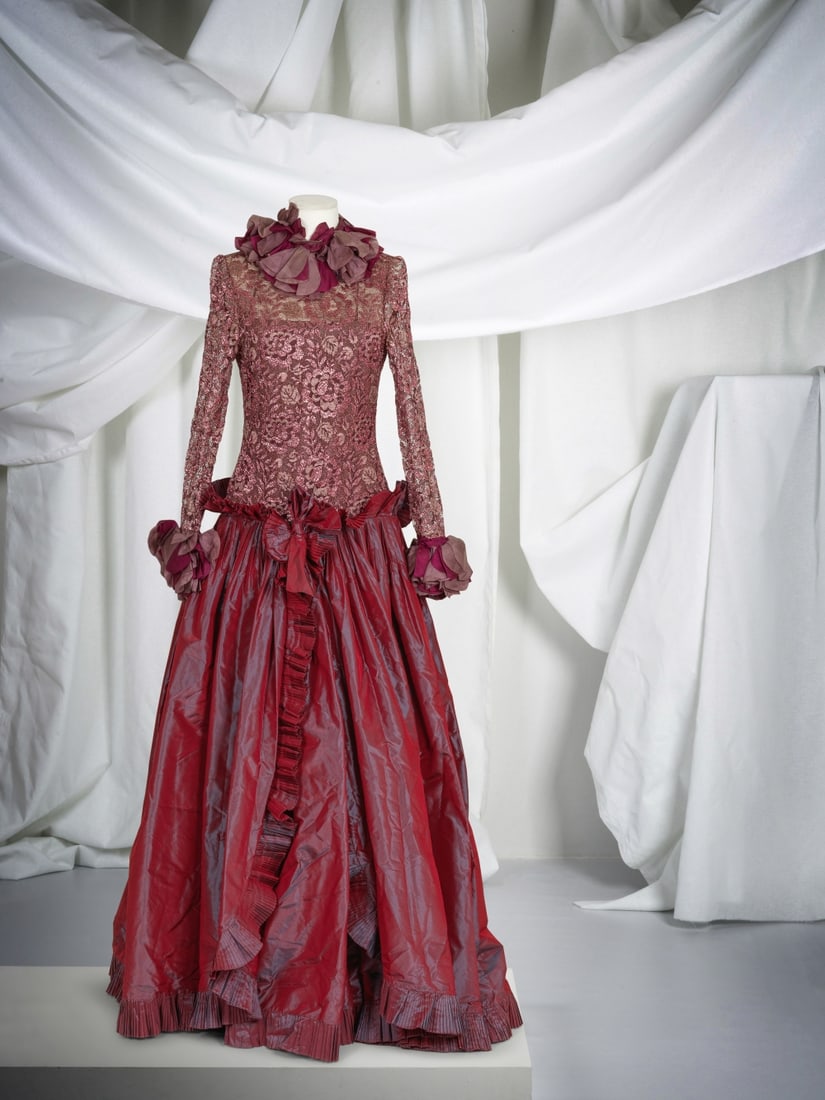 Nina Ricci, collection Haute Couture, circa 1985. Robe grand soir en dentelle rose et taffetas c... (1 of 1)