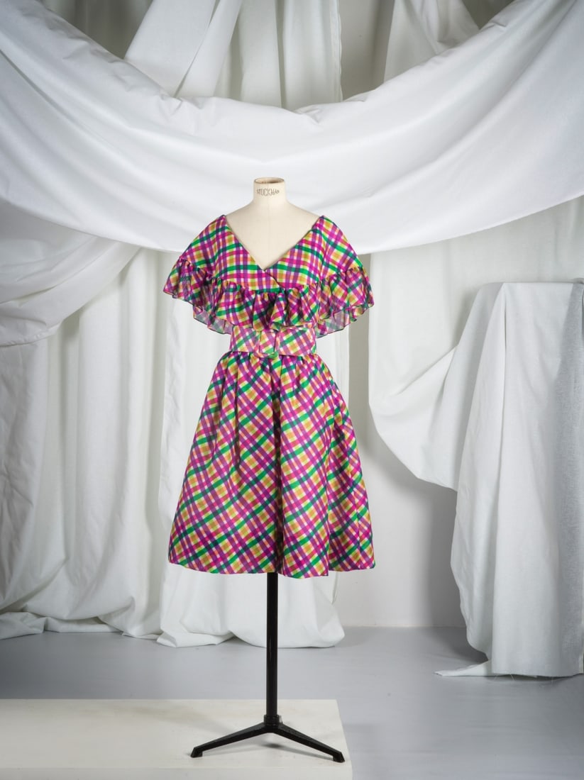 Givenchy, Collection Haute Couture, circa 1985/88. Robe de de cocktail en raphia tissé ...: Givenchy, Collection Haute Couture, circa 1985/88. Robe de de cocktail en raphia tissé à imprimé écossais dans les tons roses. Givenchy, Haute Couture Collection, circa 1985/88. Co