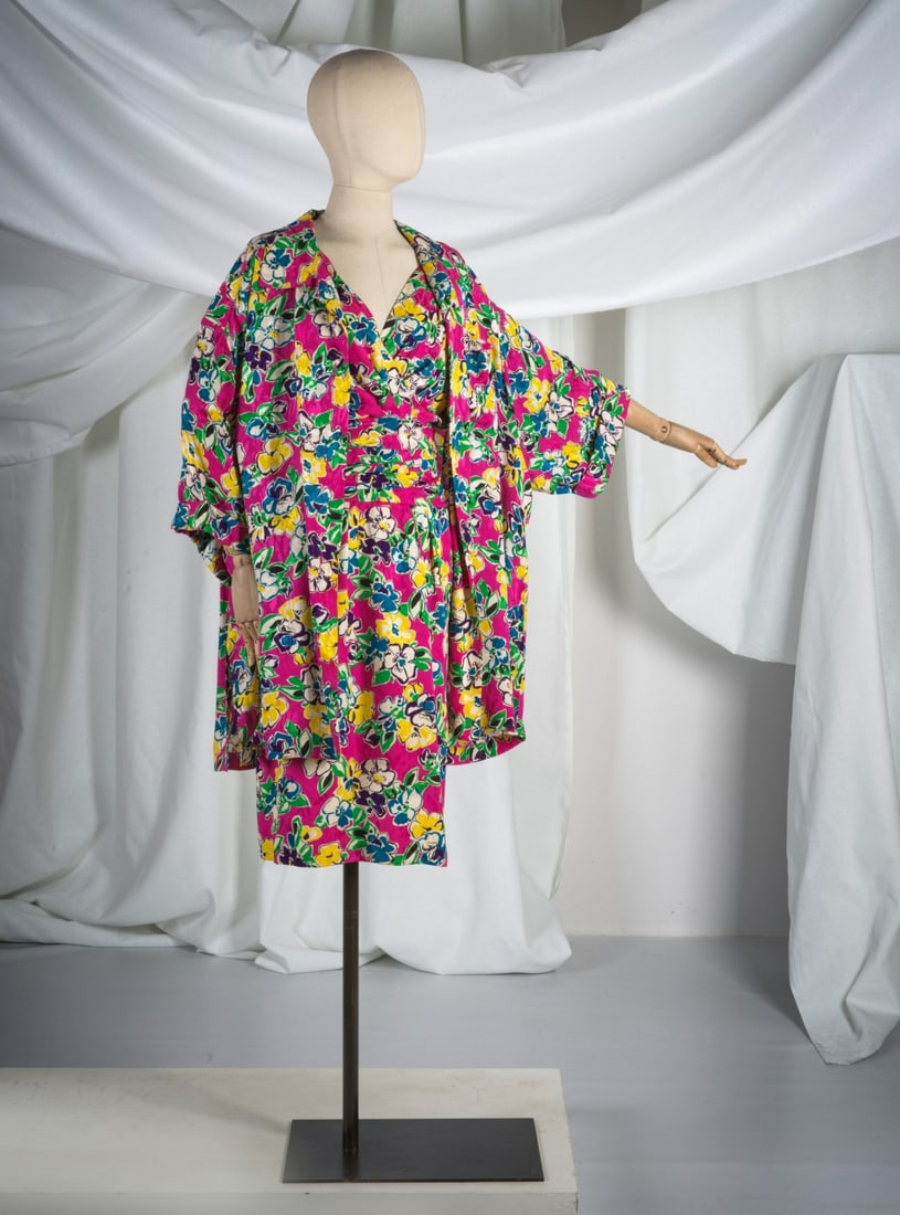 Christian Dior, collection Haute Couture, Printemps-Eté 1985. Robe et veste-chemise en soie...: Christian Dior, collection Haute Couture, Printemps-Eté 1985. Robe et veste-chemise en soie imprimée. Christian Dior, Haute Couture collection, Spring-Summer 1985. Dress and shirt-jacket in