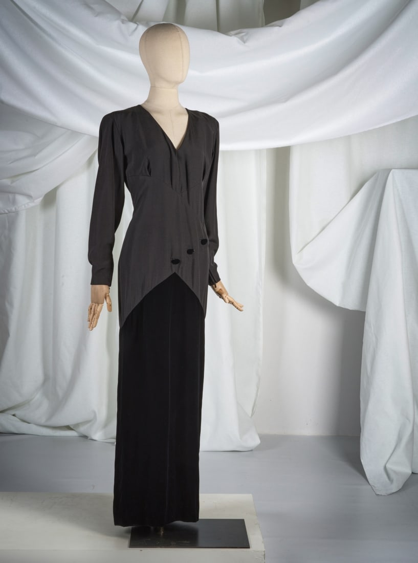 Christian Dior, collection Haute Couture, Automne-Hiver 1985. Robe du soir longue en crêpe ...: Christian Dior, collection Haute Couture, Automne-Hiver 1985. Robe du soir longue en crêpe de soie et velours noir. Christian Dior, Haute Couture collection, Autumn-Winter 1985. Long evening dres